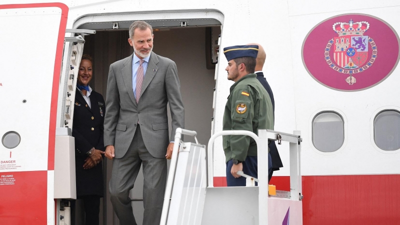 El rey Felipe VI de España llega a la base aérea del Comando Aéreo de Transporte Militar (CATAM) para asistir a la toma de posesión del nuevo presidente de Colombia, Gustavo Petro, en Bogotá, el 7 de agosto de 2022. El rey Felipe VI (L) de España llega al
