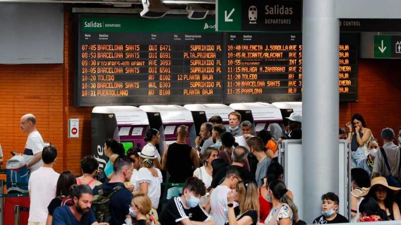 Aglomeraciones este lunes en la estación de Puerta de Atocha de Madrid debido a los retrasos en los trayectos de la línea de alta velocidad Madrid-Barcelona-Figueres por robo de material.