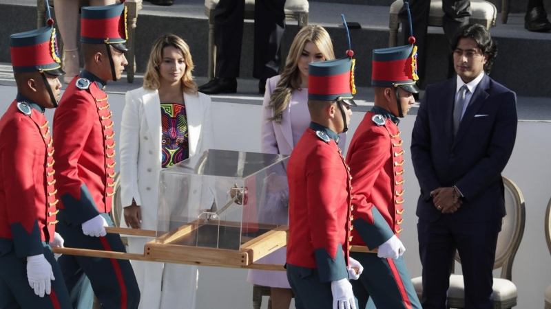 (7/8/22) Cadetes ingresan con la espada de Bolívar en una urna a la ceremonia de investidura del presidente de Colombia, Gustavo Petro, a 7 de agosto de 2022.