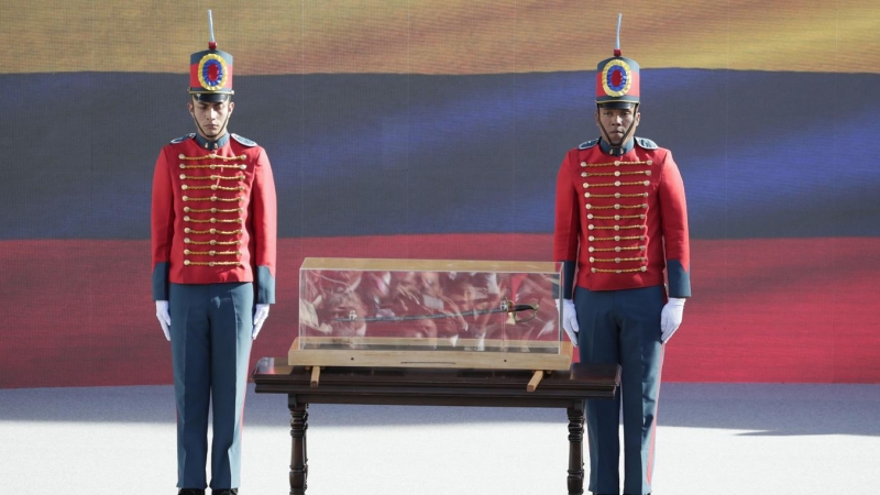 (7/8/22) Cadetes ingresan con la espada de Bolívar en una urna a la ceremonia de investidura del presidente de Colombia, Gustavo Petro, a 7 de agosto de 2022.