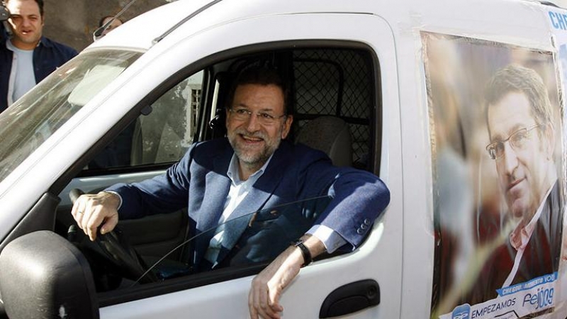 8/8/22Mariano Rajoy al volante de una furgoneta de la campaña electoral de Alberto Núñez Feijóo en las elecciones autonómicas de 2009, las primeras que ganó