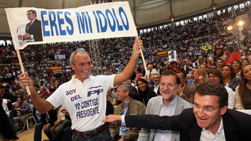 8/8/2022 Toñito de Felisindo, célebre simpatizante de Feijóo, anima al expresidente de la Xunta en presencia de Mariano Rajoy durante un mitin en Carballo en 2012.