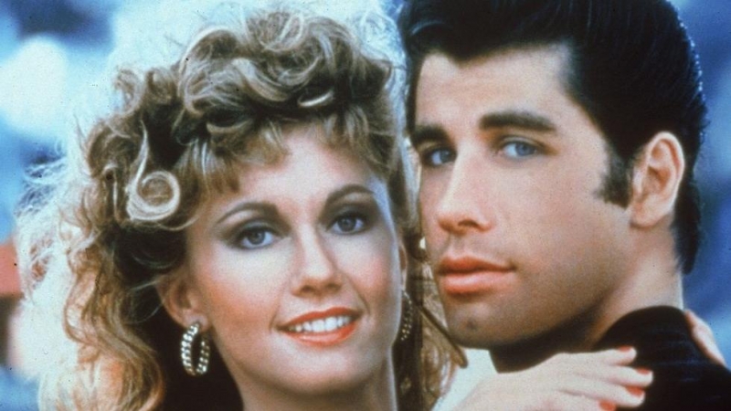 Olivia Newton-John junto a John Travolta, en una imagen de la película 'Grease'.