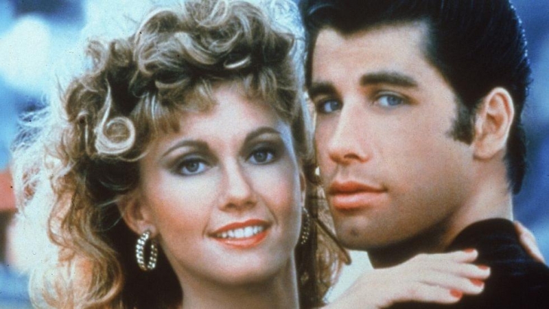 Olivia Newton-John junto a John Travolta, en una imagen de la película 'Grease'.