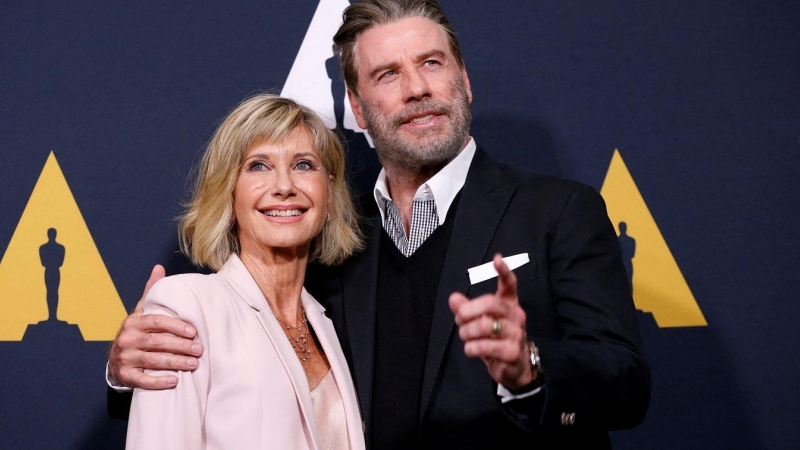 Olivia Newton-John junto a John Travolta, posando a su llegada al acto del 40 aniversario del estreno de 'Grease', en La Academia de Cine de Hollywood,  en Beverly Hills (California, EEUU), en agosto de  2018. REUTERS/Mario Anzuoni