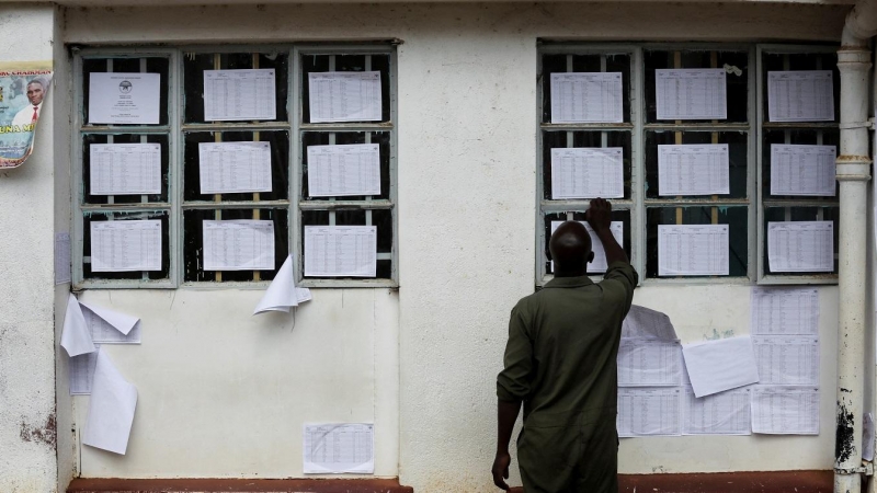 Un hombnre consulta el censo electoral en un colegio electoral en la localidad de Eldoret (kenia). REUTERS/Baz Ratner