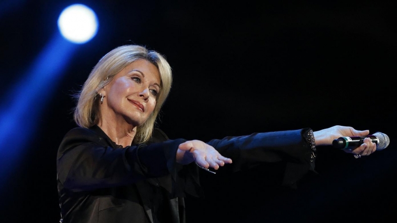 En esta foto de archivo tomada el 23 de febrero de 2017 la cantante británico-australiana Olivia Newton-John actúa en el 58º Festival Internacional de la Canción de Viña del Mar, en Viña del Mar, Chile. La cantante australiana Olivia Newton-John, que ganó