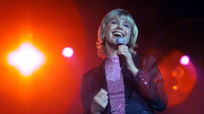 Olivia Newton-John canta en su concierto 'Greatest Hits Live' en Hong Kong el 18 de agosto de 2000