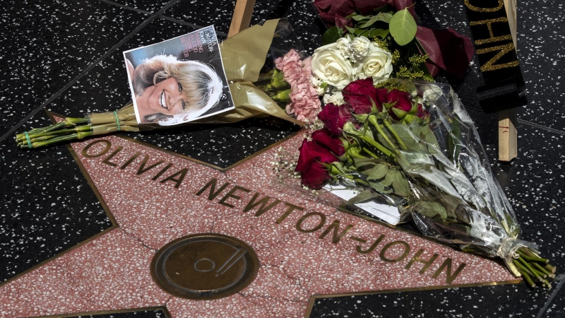 08/08/2022-Flores y fotos junto a la estrella de la cantante y actriz australiana Olivia Newton-John en el Paseo de la Fama de Hollywood, California, Estados Unidos, el 8 de agosto de 2022.