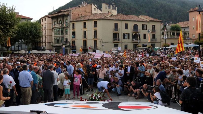 Imatge d'arxiu de ciutadans de Ripoll concentrats a la plaça del monestir després dels atemptats l'agost de 2017.