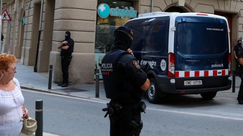 Imatge d'arxiu de l'edifici de la Plaça Gran de Ripoll durant l'escorcoll dels Mossos l'endemà dels atemptats.