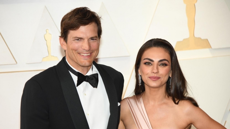 El actor Ashton Kutcher, junto a su mujer, la también actriz Mila Kunis en la gala de los Oscar.