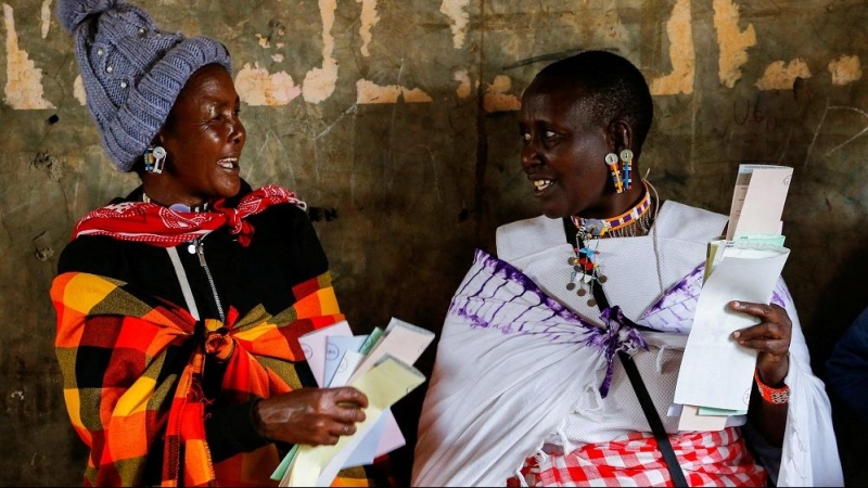 09/08/2022, Dos mujeres del pueblo massai charlan en un centro de votación de Ewaso Kedong (Kenia), a 9 de agosto de 2022.