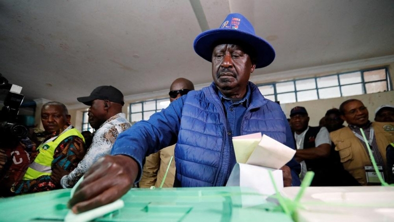 09/08/2022. El candidato a la presidencia Raila Odinga deposita su voto en la urna, en Nairobi (Kenia), a 9 de agosto de 2022.