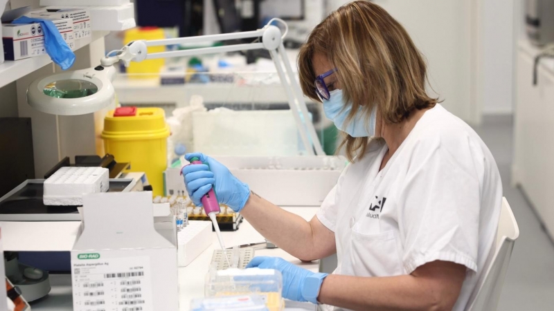 (31/5/22) Una técnico de laboratorio trabaja con pruebas PCR para la viruela del mono, a 31 de mayo de 2022.