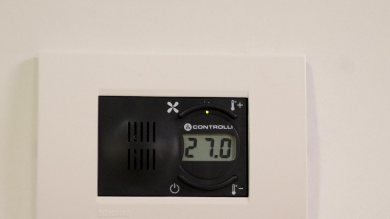 El termòstat d'una oficina marca que hi ha una temperatura de 27 graus.