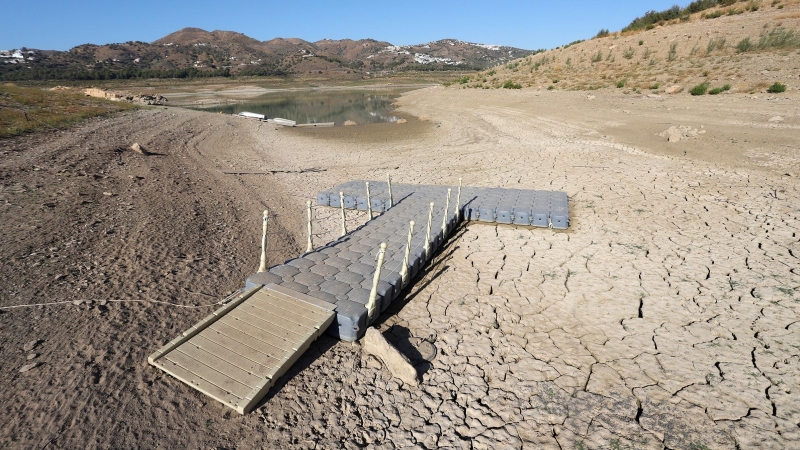 El pantano de La Viñuela situado en el término de Vélez Málaga se acerca a sus cifras mínimas históricas donde el embalse se encuentra al 12% de su capacidad, donde no llueve desde el pasado invierno y abastece a cerca de doscientos mil habitantes de 14 m