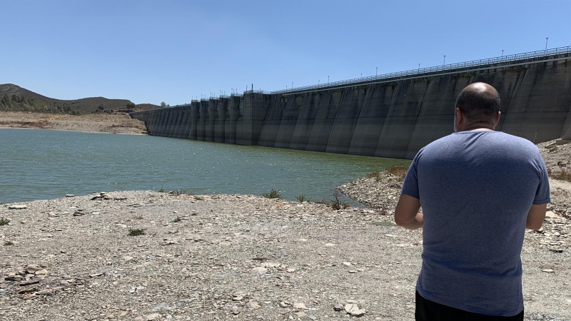 Vista del pantano de Aracena, en la sierra de Huelva, que, al 20 % de su capacidad, ejemplifica el problema de sequía que se vive en buena parte de España. Este embalse en concreto suministra agua a varios pueblos de la provincia de Sevilla, y se encuent