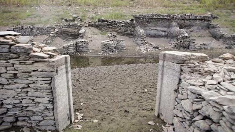 El bajo caudal del río Miño ha dejado a la vista las ruinas del antiguo Portomarín, que en los años 60 del siglo pasado fue anegado por el embalse de Belesar, en Escairón, Lugo, Galicia (España).