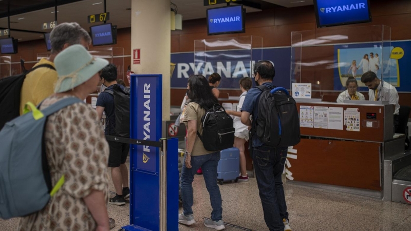 08/08/2022-Varias personas esperan ser atendidas en una ventanilla de Ryanair en el Aeropuerto Josep Tarradellas Barcelona-El Prat, a 8 de agosto de 2022, en Barcelona, Catalunya (España).