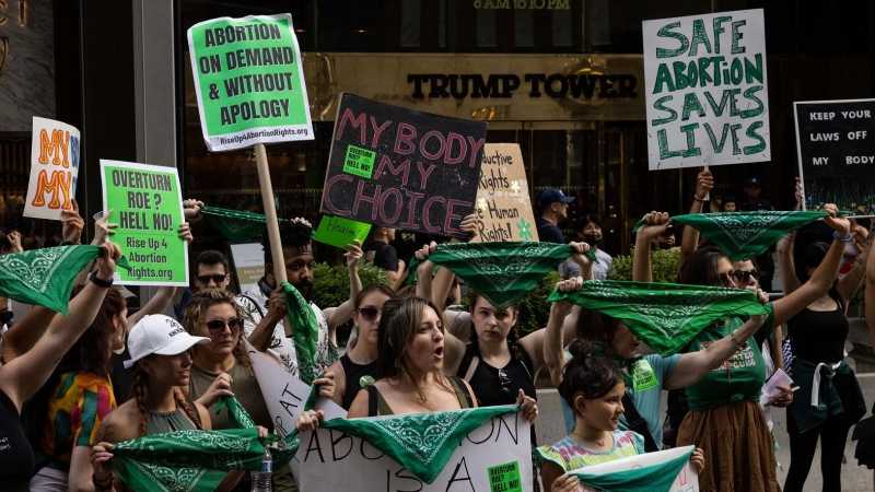 En esta foto de archivo tomada el 9 de julio de 2022, activistas por el derecho al aborto protestan contra el fallo sobre el derecho al aborto de la Corte Suprema, en Nueva York. Cuando la Corte Suprema de los Estados Unidos anuló el derecho nacional al a