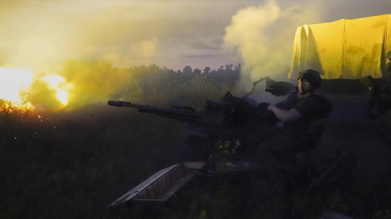 Soldados ucranianos disparan fuego de artillería en la región de Járkov, al noreste del país, fronteriza con Rusia.