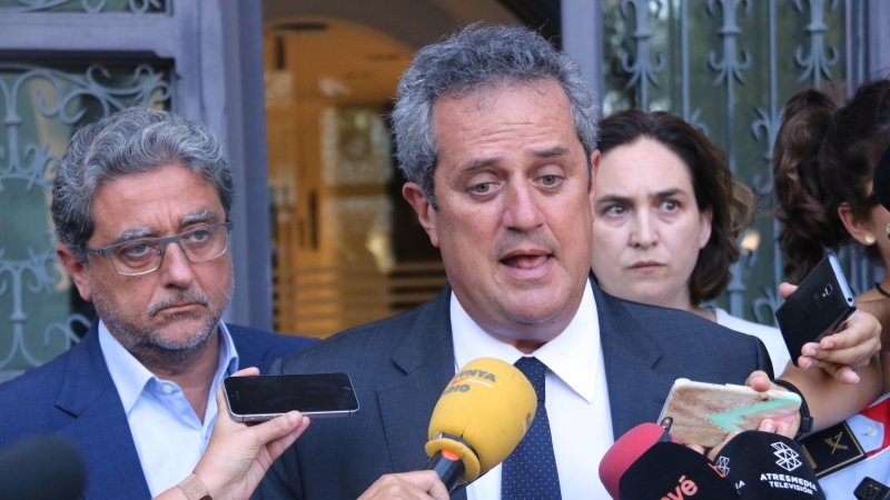 Forn responent a les preguntes dels mitjans de comunicació durant els atemptats escortat pel delegat del Govern espanyol, Enric Millo, i l'alcaldessa de Barcelona, Ada Colau.