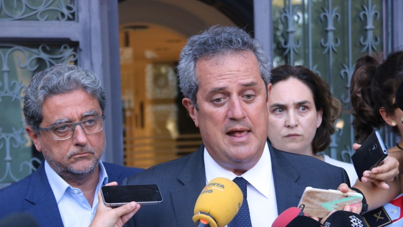 Forn responent a les preguntes dels mitjans de comunicació durant els atemptats escortat pel delegat del Govern espanyol, Enric Millo, i l'alcaldessa de Barcelona, Ada Colau.