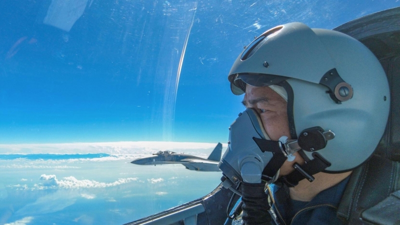 Un piloto participa en las maniobras militares del Ejército chino junto a Taiwán.