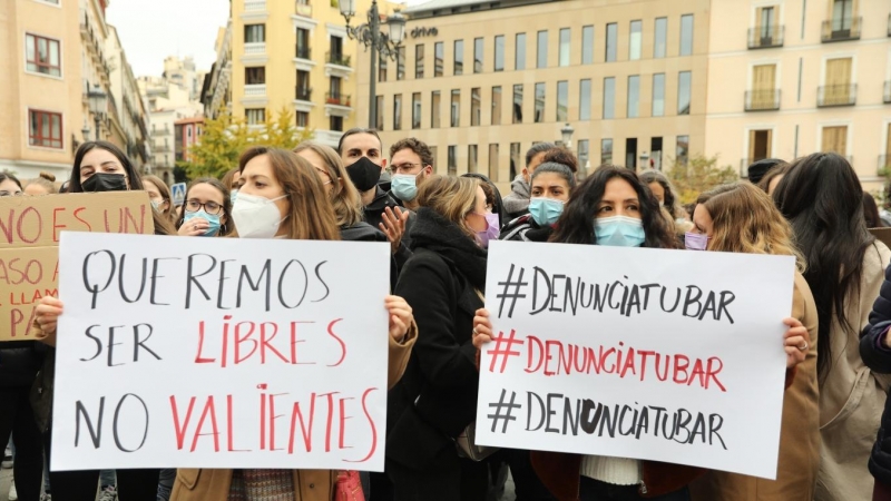 (20/11/2021) Una mujer sostiene una pancarta donde se lee la frase 'Queremos ser libres, no valientes', en una manifestación contra la sumisión química, a 20 de noviembre de 2021.