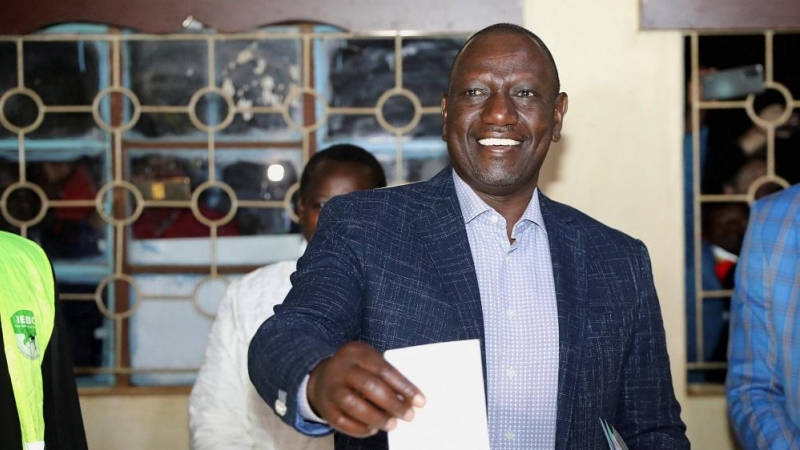 10/09/2022. El candidato de 'Kenia Primero', William Ruto,  deposita su voto en una urna, a 9 de agosto de 2022.