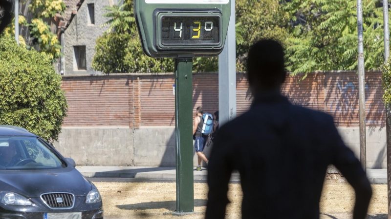 Un termómetro en una calle de Zaragoza marca 43 grados a 9 de agosto de 2022.