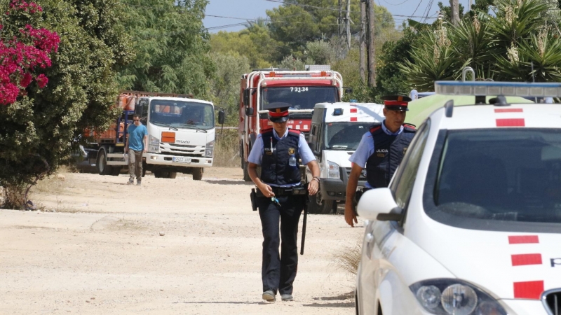 El camió carregat amb les bombones de butà acumulades pels terroristes, amb efectius dels Mossos d'Esquadra a la zona de la urbanització de Montecarlo d'Alcanar, el 21 d'agost de 2017.