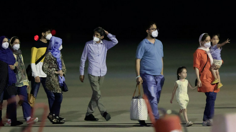 10/8/22 Colaboradores afganos con sus familias, en la pista del aeropuerto de Torrejón el miércoles por la noche.