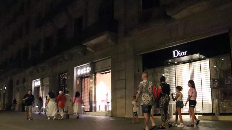 Aparadors amb les llums enceses al Passeig de Gràcia de Barcelona.