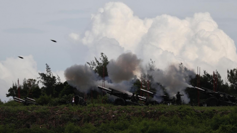 Militares taiwaneses disparan artillería en Pingtung, Taiwán, el 9 de agosto de 2022, durante sus maniobras militares para ensayar la defensa ante una invasión china.