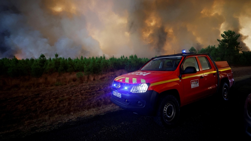 Los bomberos trabajan para contener un incendio en Belin-Beliet, mientras los incendios forestales continúan propagándose en la región de La Gironda, en el suroeste de Francia.
