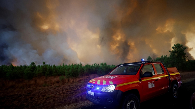 Los bomberos trabajan para contener un incendio en Belin-Beliet, mientras los incendios forestales continúan propagándose en la región de La Gironda, en el suroeste de Francia.