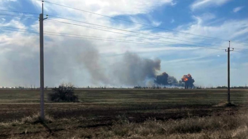 Columnas de humo sobre el aeródromo militar de Novofedorovka, en la región de Saki, en la península de Crimea, donde el martes hubo cuatro explosiones que han causado al menos un muerto.