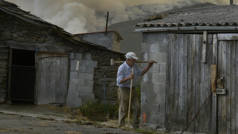 10/08/2022-Vista de las llamas del incendio, a 10 de agosto de 2022, en Laza, Ourense, Galicia