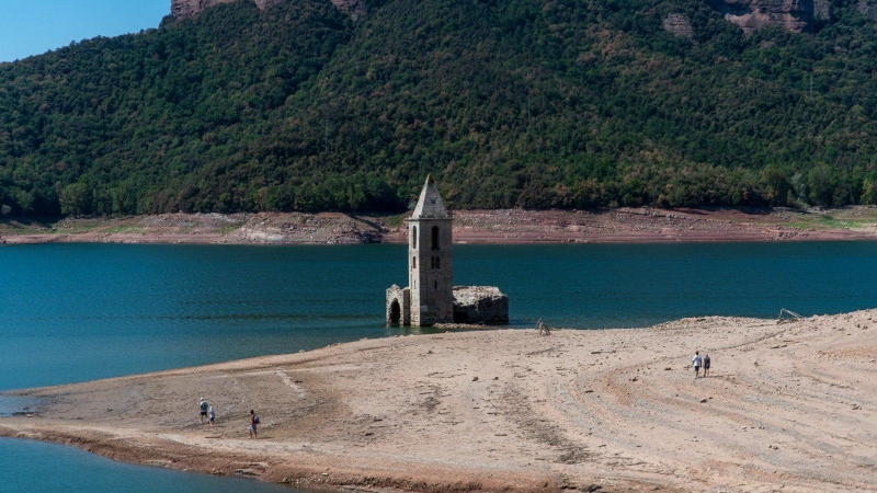 L'església del pantà de Sau, on s'hi pot arribar a peu degut al baix nivell d'aigua.