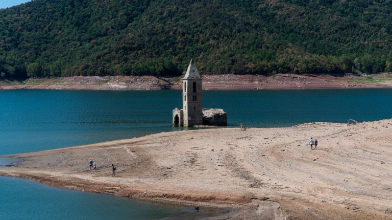 L'església del pantà de Sau, on s'hi pot arribar a peu degut al baix nivell d'aigua.