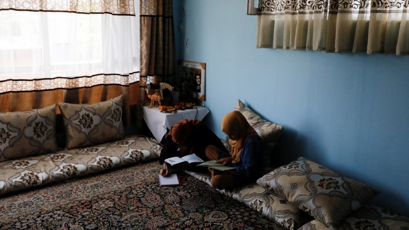 Kerishma Rasheedi, de 16 años, y su amiga Bereshna Hesar estudian en su casa en Kabul, Afganistán, el 3 de agosto de 2022.