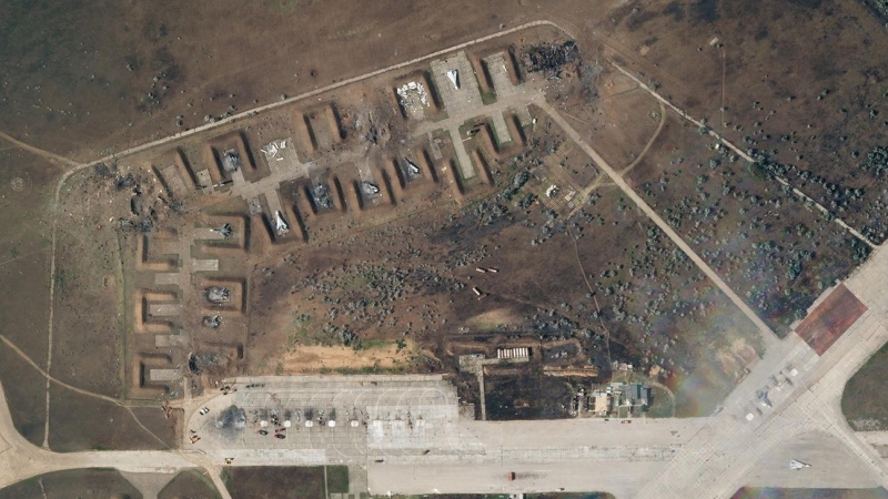 Imagen vía satélite de la base aérea de Saky, en Crimea, destruida por varias explosiones, tomada el 10 de agosto de 2022.