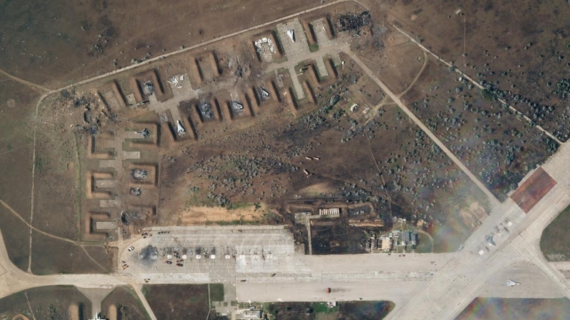 Imagen vía satélite de la base aérea de Saky, en Crimea, destruida por varias explosiones, tomada el 10 de agosto de 2022.