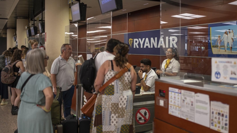 Varias personas esperan ser atentidas en una ventanilla de Ryanair en el Aeropuerto Josep Tarradellas Barcelona-El Prat, a 8 de agosto de 2022, en Barcelona, Catalunya (España).