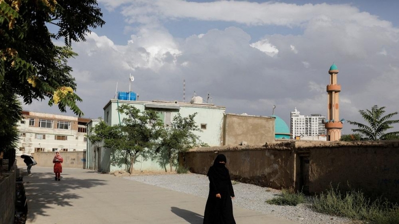 11/08/2022. Una mujer pasea por las calles de Kabul, en Afghanistán, a 4 de agosto de 2022.