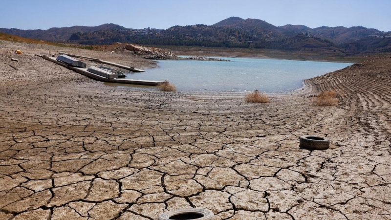 11/08/2022 Los neumáticos yacen en el suelo agrietado del embalse de la Viñuela durante una sequía severa en la Viñuela, cerca de Málaga, sur de España 8 de agosto de 2022. Un período seco prolongado y el calor extremo que hicieron del mes de julio pasado