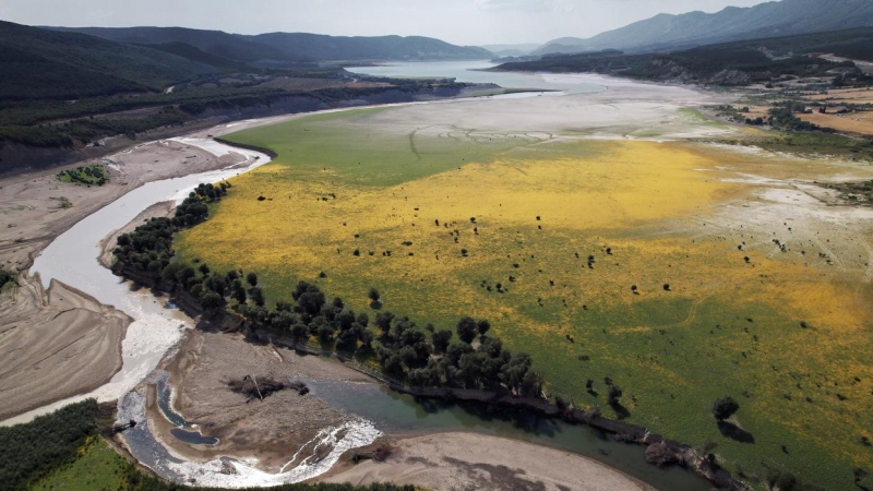11/08/2022 Imagen tomada con un dron de la cola del pantano de Yesa con el río Aragón prácticamente sin agua y donde se aprecia también el descenso de su capacidad