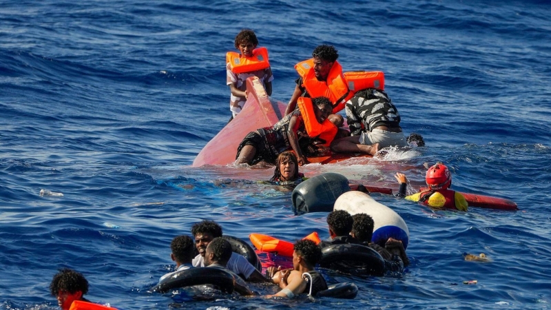 11/08/2022. Las personas que han sufrido el accidente en el Mar Mediterráneo esperan a ser rescatadas, a 11 de agosto de 2022.